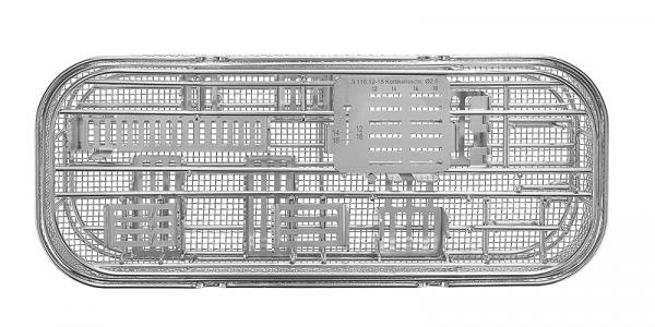 Siebkorb mit Einsatz für Instrumente und Verriegelungsnägel